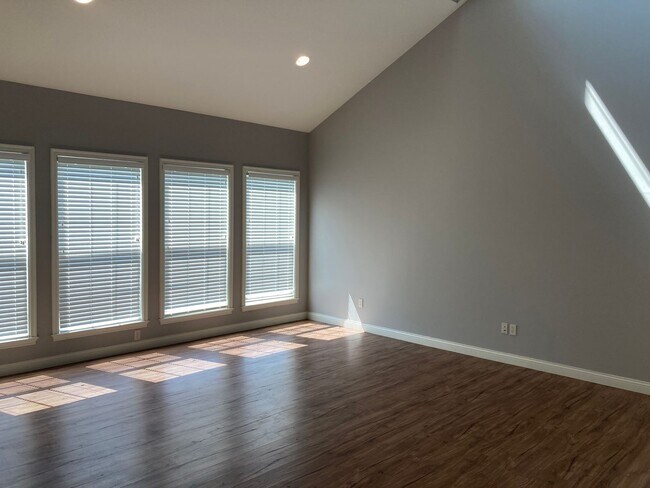 Building Photo - Bright 3BR Townhome with Bonus Room - Available NOW!