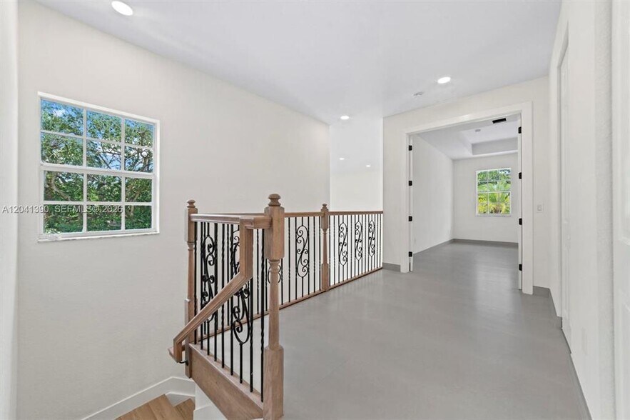 Building Photo - 3040 SW 44th Ct
