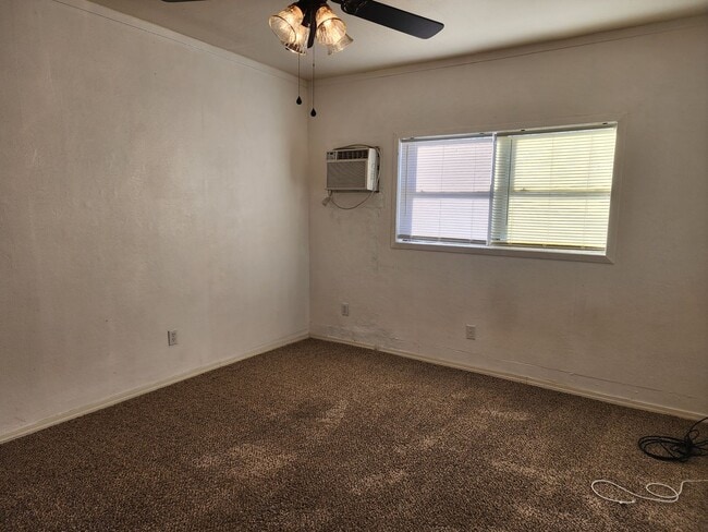 Building Photo - 2 bedroom / 1 bath, W/D connections