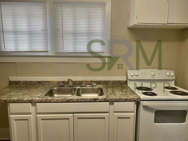 Building Photo - Two Bedroom House with Detached Garage-Section 8 Accepted