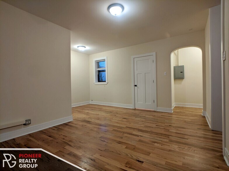 Building Photo - 4542 N Damen Ave