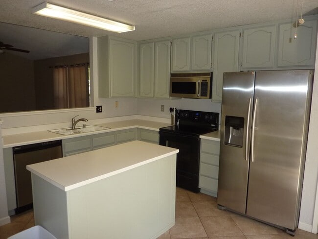 Building Photo - Duplex Unit w/ Attached Garage, Fenced Yard - Laminate Flooring