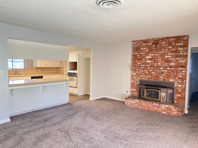 Building Photo - SOUTHWEST BAKERSFIELD  MOVE-IN-SPECIAL **FIRST MONTH'S RENT FREE!!**