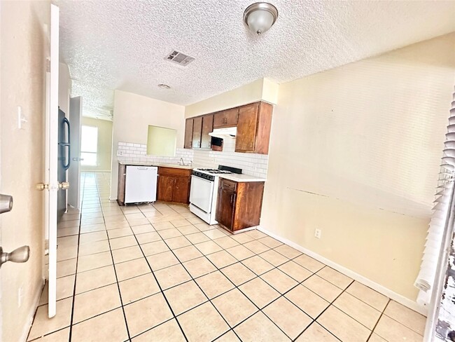 Building Photo - 207 W William Cannon Dr