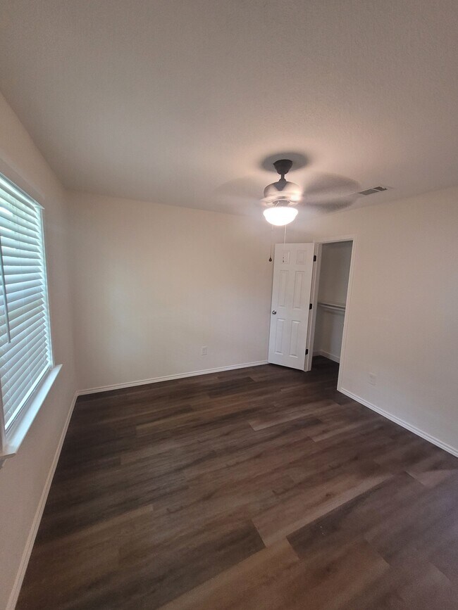 Building Photo - 1003 Pecan St