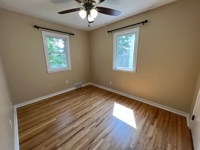 Building Photo - 114 10 1/4 St SE