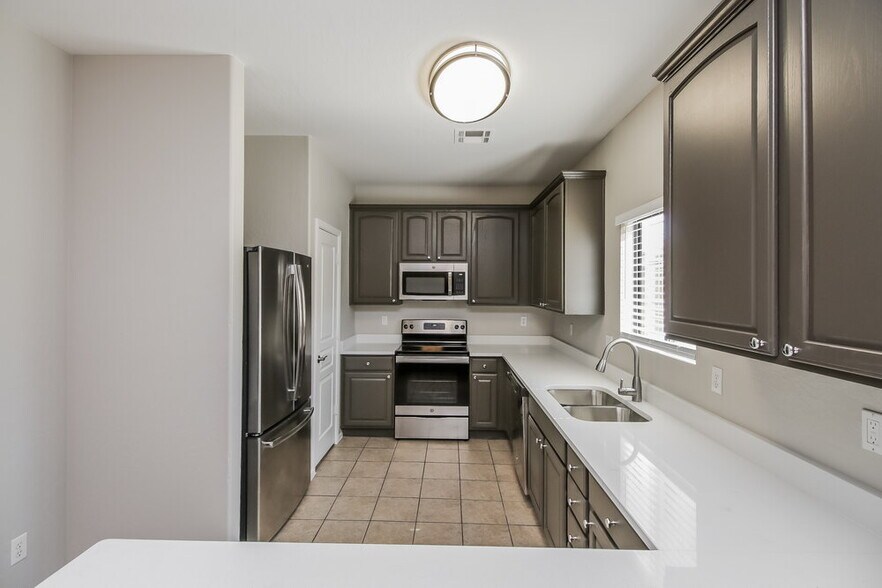 Building Photo - 815 W St Charles Ave