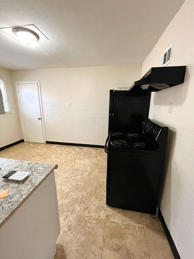 Building Photo - Spacious 2 bedroom home for Rent