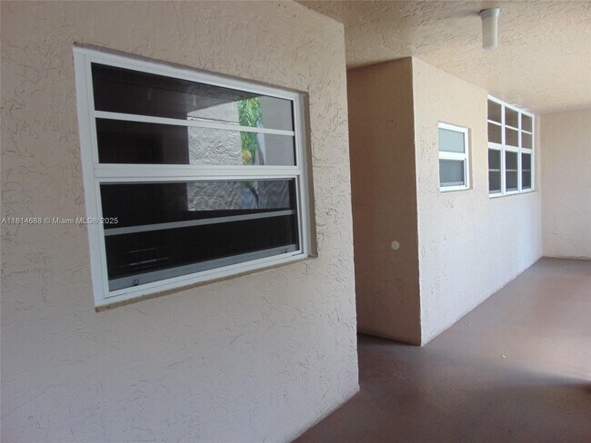 Building Photo - 1931 Sabal Palm Dr