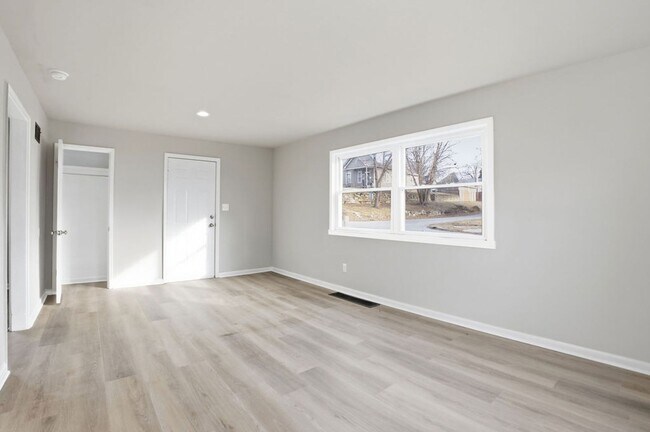 Building Photo - Updated 2 Bed, 1 Bath Home with Modern Finishes & Off-Street Parking