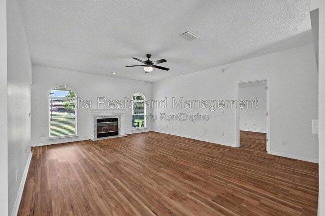 Building Photo - 8426 Country Bend Cir W