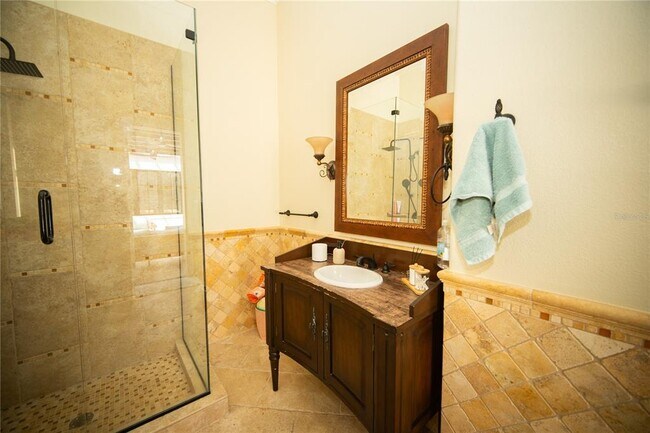 Building Photo - 719 Eastlawn Dr