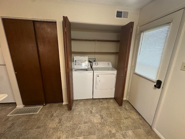 Building Photo - 606 Cumberland Dr