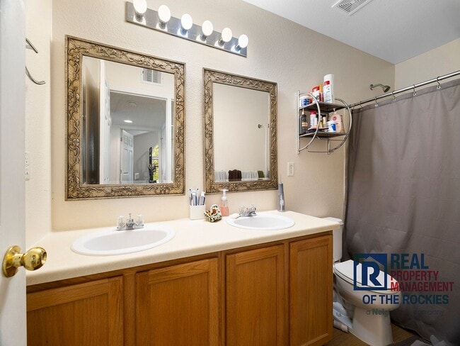 Building Photo - Charming 1-Bedroom Oasis with Vaulted Ceil...