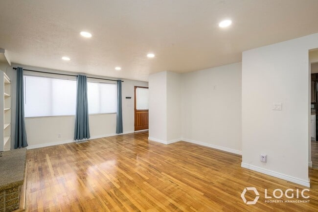 Building Photo - 759 Riverside Dr