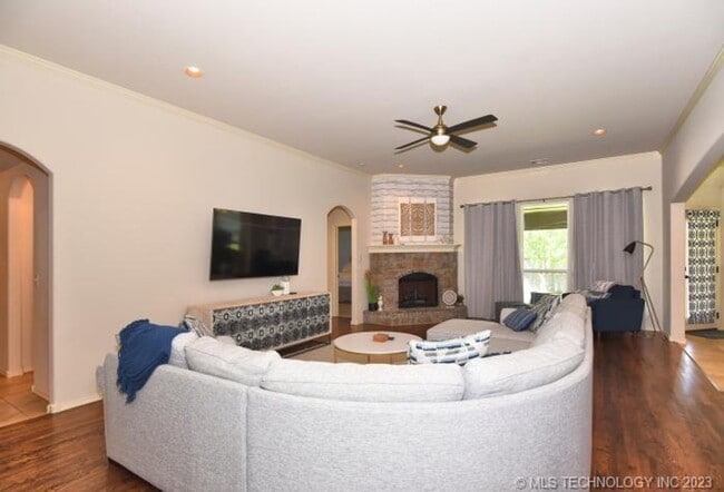 Building Photo - Room for the whole family in this 5 bedroom, 3-1/2 bath Executive Rental on corner lot in Millice...