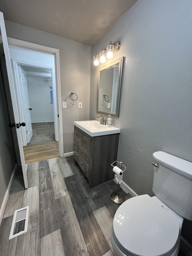 Building Photo - 1240 N 2nd E