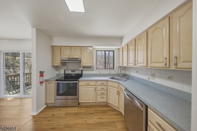 Building Photo - 15 Karen Rd