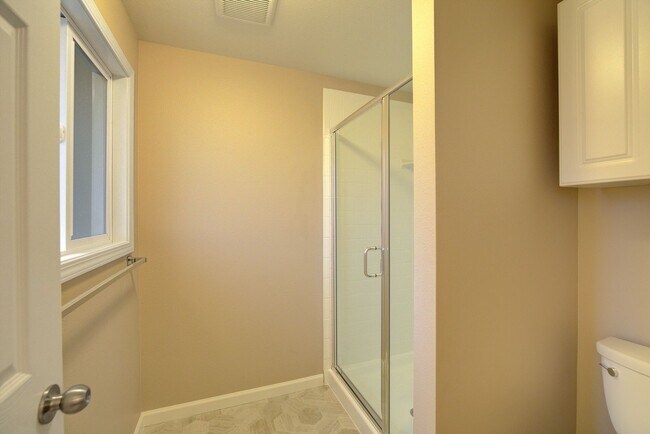 Building Photo - 16611 NE 48th Ct