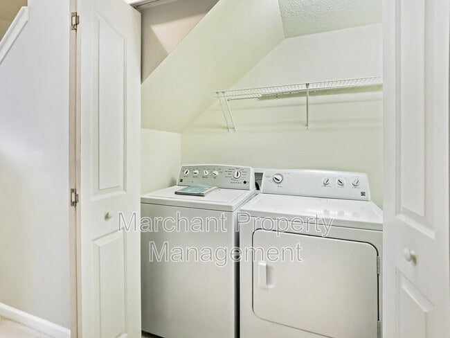 Building Photo - 527 Fagin Cir