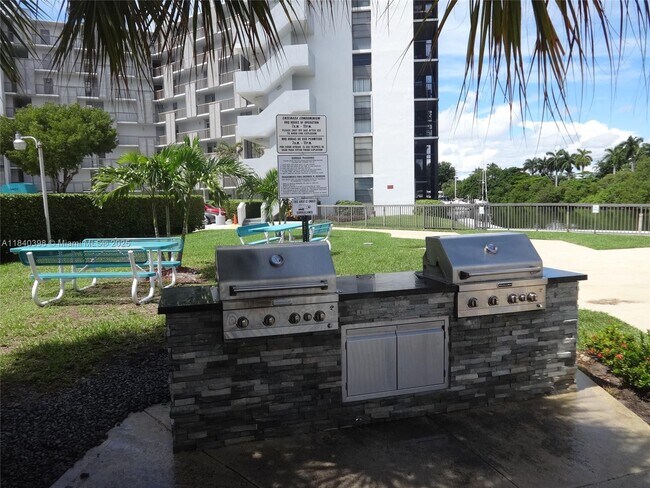 Building Photo - 3475 N Country Club Dr