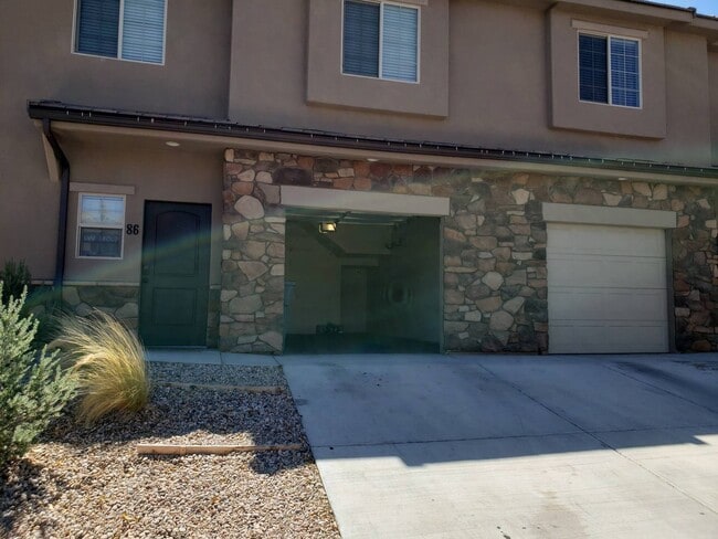 Building Photo - 3 Bedroom Townhome in Prime Washington Com...