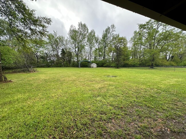 Building Photo - 4 bed 2.5 bath with fenced yard... Pets we...