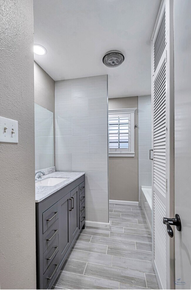 Building Photo - 1800 W 23rd St