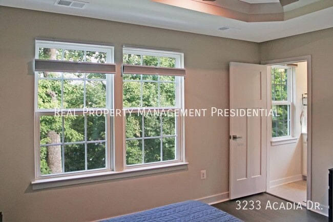 Building Photo - 3233 Acadia Dr