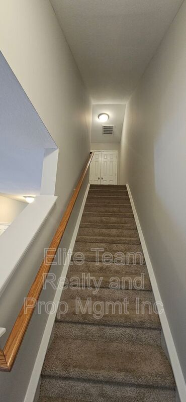 Building Photo - 2715 Meadow Knoll Dr