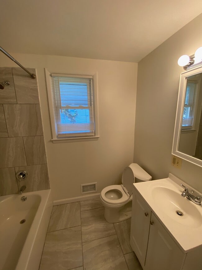 Building Photo - 667 E 7th St