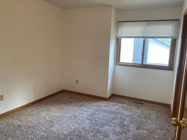 Building Photo - Desirable Westlake 4 Bedroom with Finished Basement, RV Parking & Mountain Views