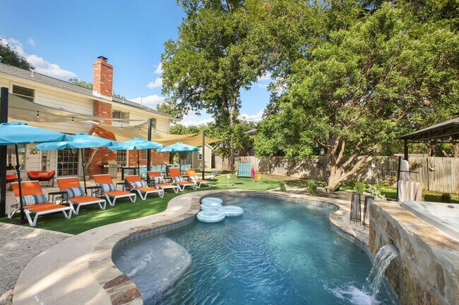 Building Photo - 5410 King Richard St