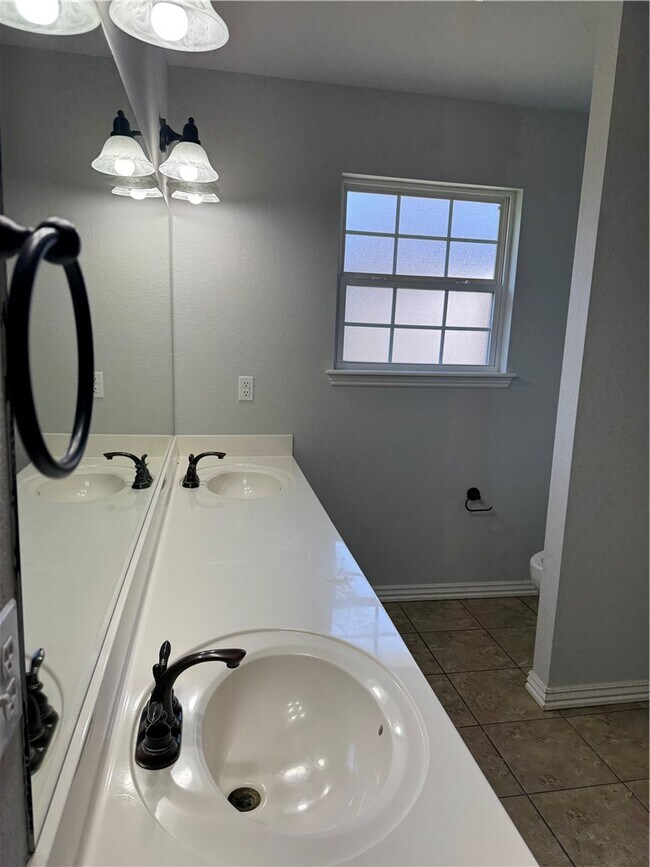 Building Photo - 2402 N Stonecrest Dr