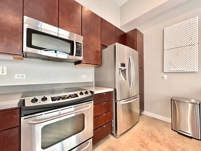 Building Photo - Charming Downtown High Rise Condo  1BD/1BA with Upgraded Features