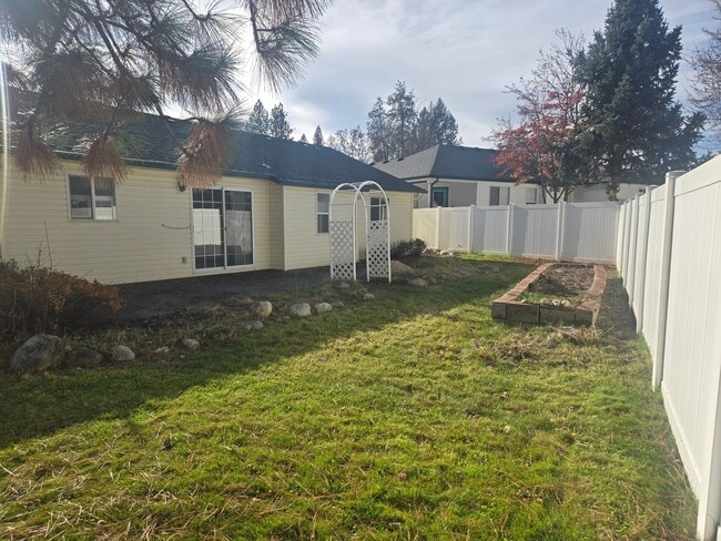 Building Photo - Charming 3 Bed / 2 Bath Single-Level Home in CDA – Available Now!
