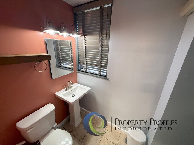 Building Photo - 4 Bedroom 2.5 bathroom Townhome in Kaholo ...