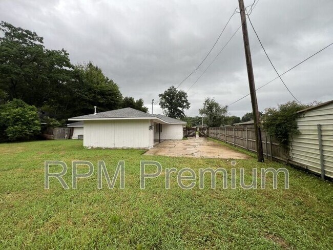 Building Photo - 464 Wilton Dr