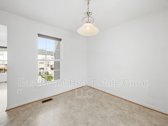 Building Photo - 1247 Mare St