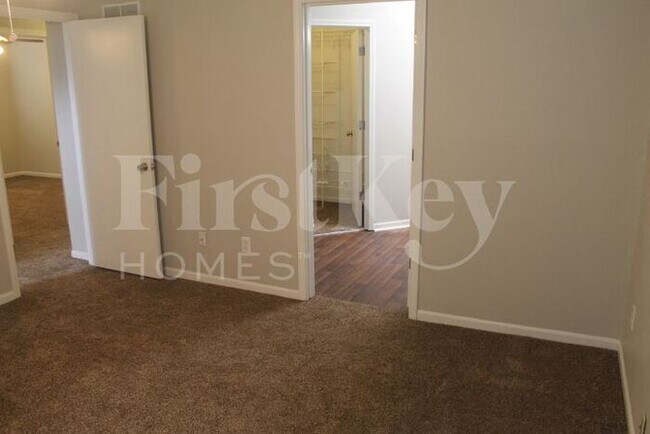 Building Photo - 619 N Crest Dr