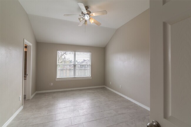 Building Photo - 2209 Highland Crossing Dr