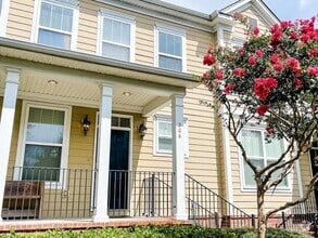 Building Photo - 206 Village Grn