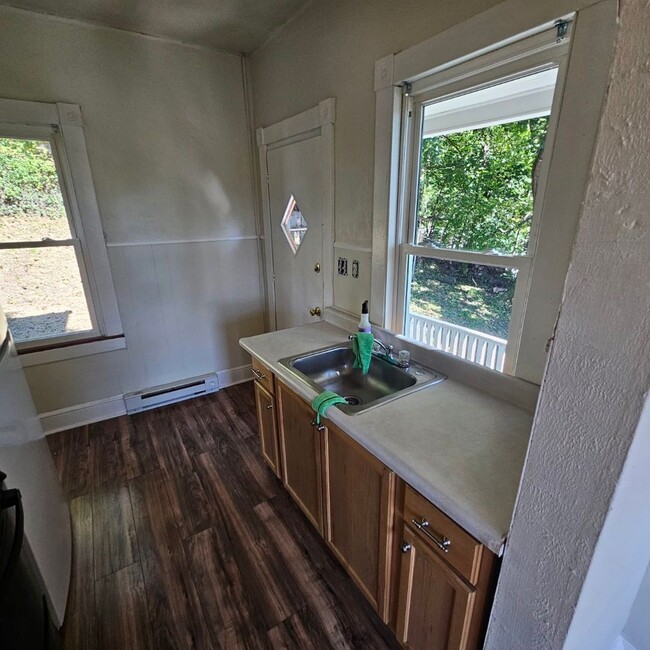 Building Photo - 2 bedroom, 1 bath, 2 story single family h...