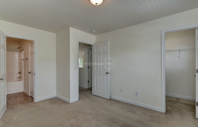 Building Photo - Big & Nice 3Br/2.5Bth Townhome in Steele Creek by Harris Teeter Shopping Center