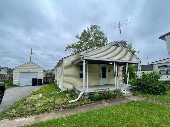 Building Photo - Remodeled 2 Bedroom Home Available in June