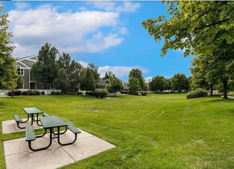 Wonderful greenspace right in front of condo - 2035 Grays Peak Dr