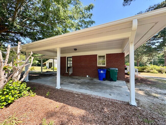 Building Photo - Adorable 2 Bedroom Home in the Heart of Nashville!