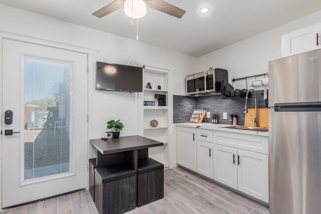 Building Photo - **COMING SOON!**Central- Charming 1 bd w/ all utilities included!