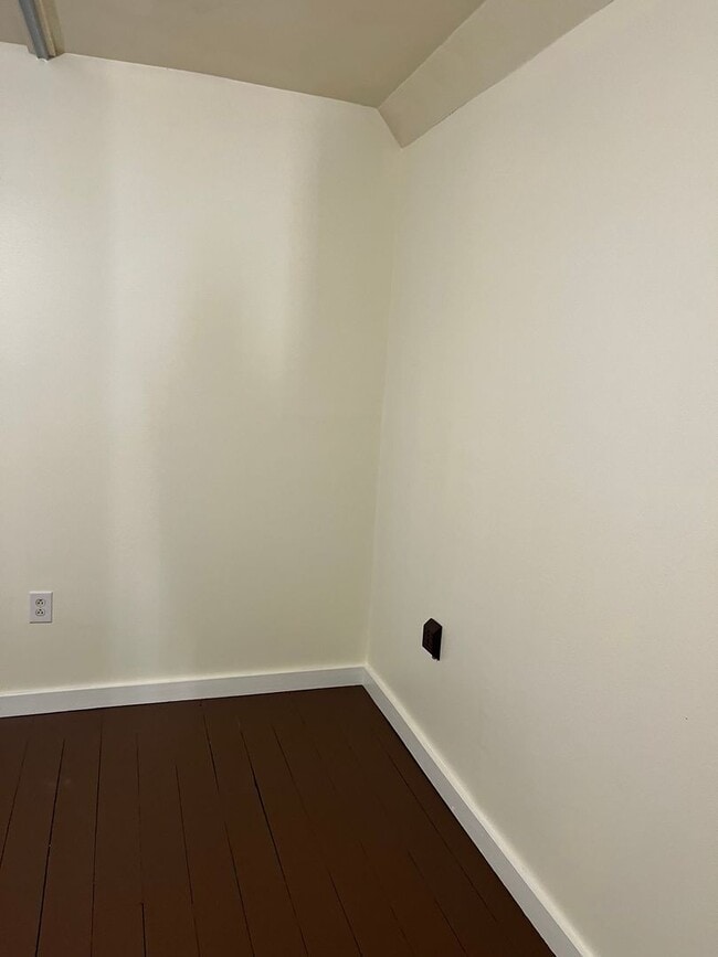 Building Photo - 2 story, 4 bedroom 1 bathroom home in Canyonville.