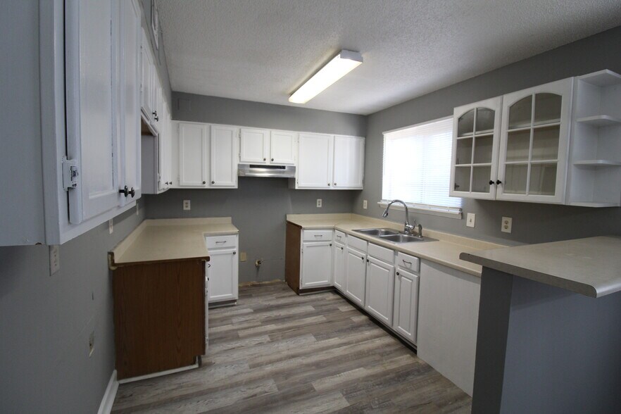 Building Photo - 530 Roys Ct